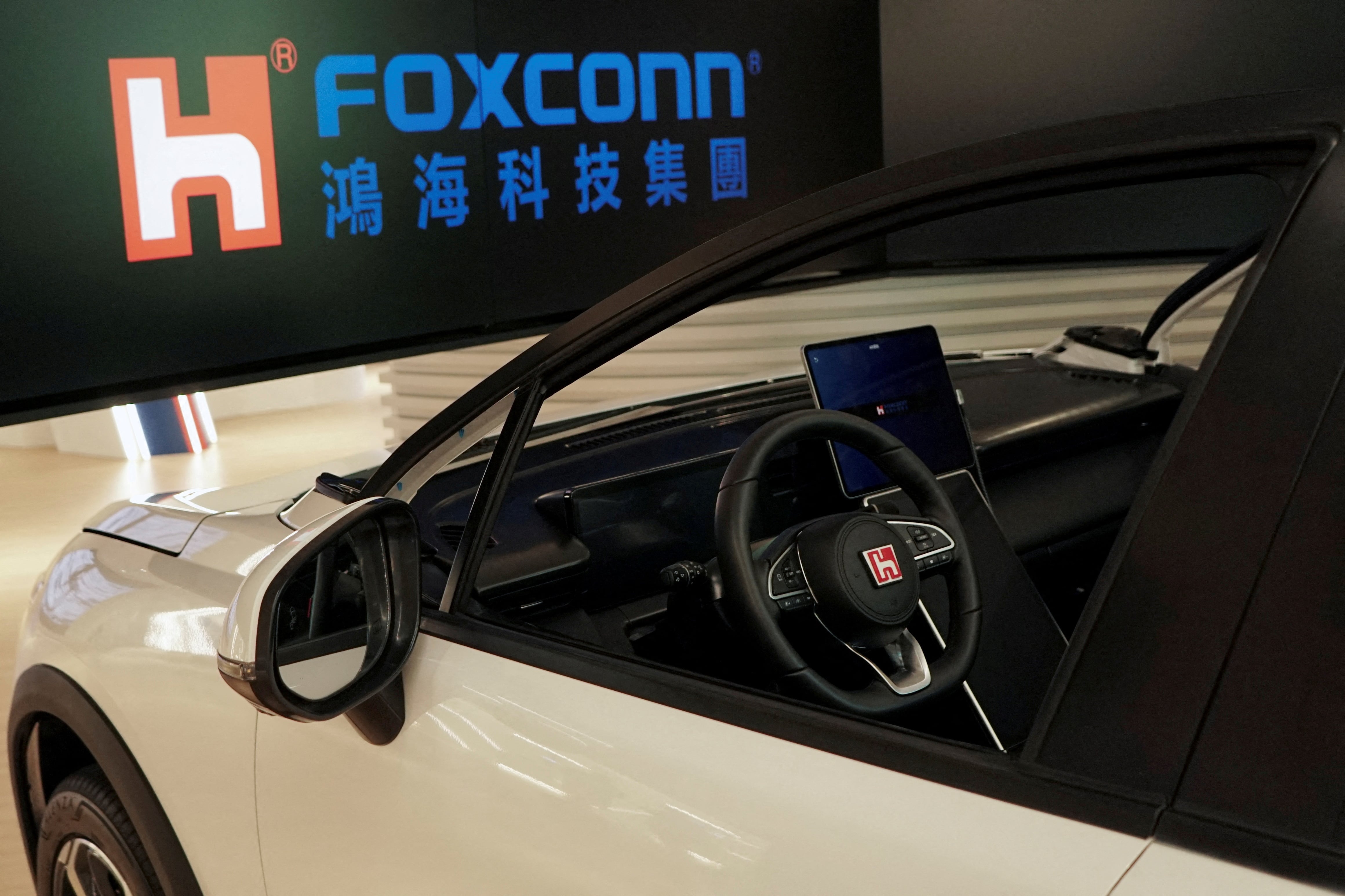 La especialización en tecnología eléctrica y pantallas es uno de los capitales que Foxconn tiene para crear sus propios autos. REUTERS/Angie Teo/File Photo