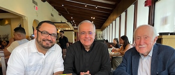 Luis Galeano junto al obispo Auxiliar de Managua, monseñor Silvio José Baéz y con el ex asesor de la OEA, el doctor Guillermo Belt.