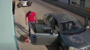 Hombre agrede a mujer y la obliga a bajar de su auto en Mérida, Yucatán l Video