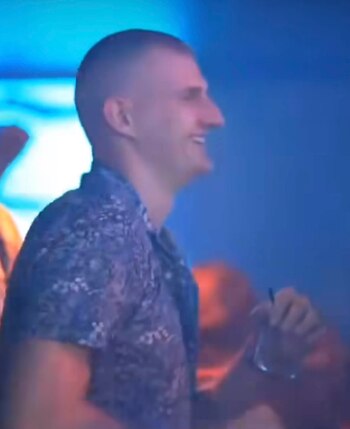 Jokic en una discoteca en