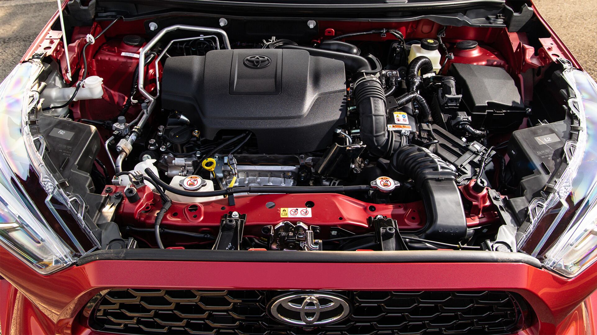 El motor térmico es el 1.5 litros de 106 CV, pero en la versión híbrida cambia la tecnología para alcanzar 111 CV