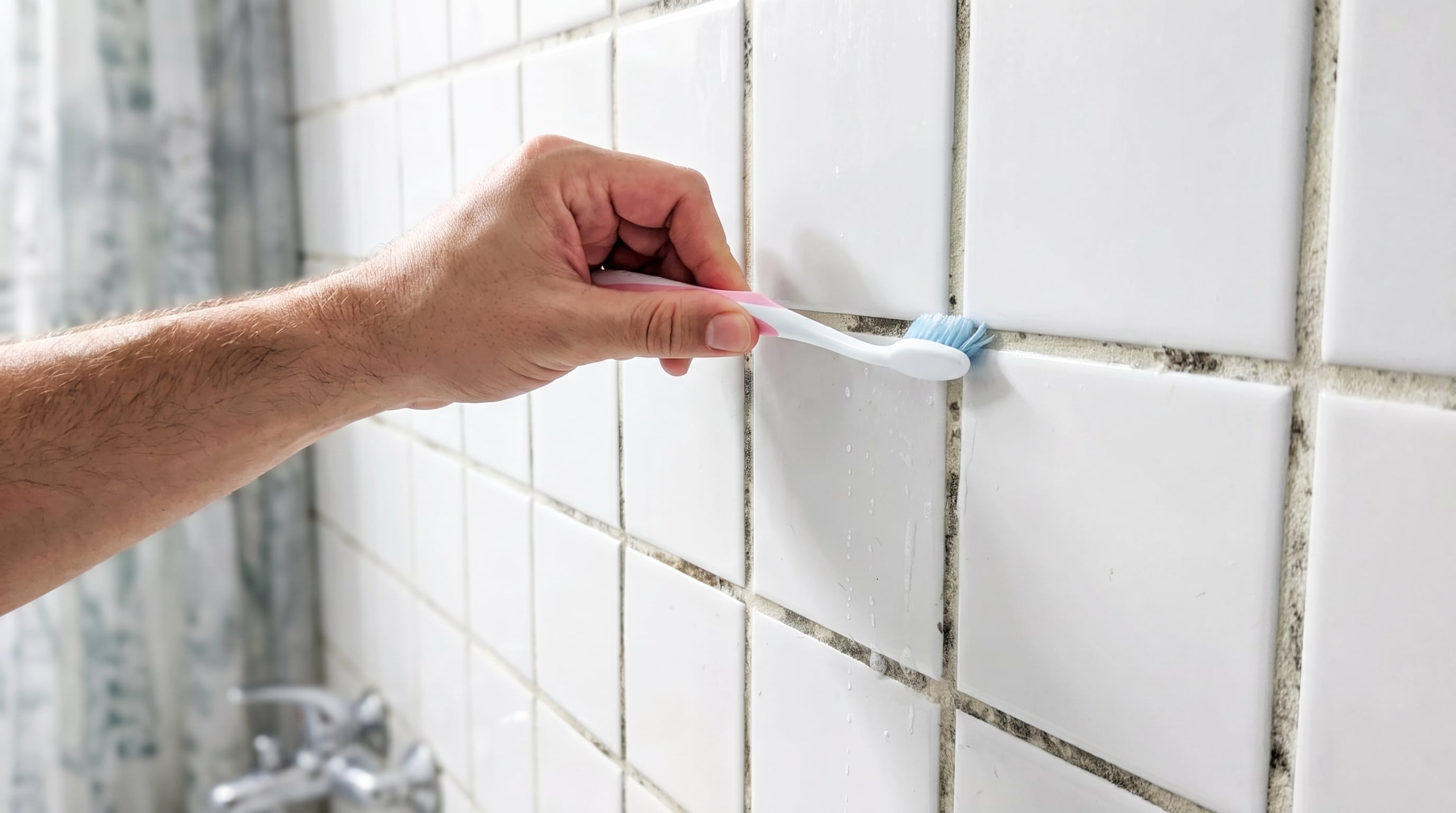 Las juntas del baño se limpian con movimientos circulares y un producto compatible con la lechada. (Imagen Ilustrativa Infobae)