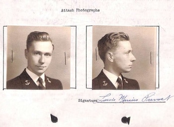 Dos fotografías en blanco y negro de un hombre joven con uniforme naval fijadas a un documento impreso junto a una firma manuscrita