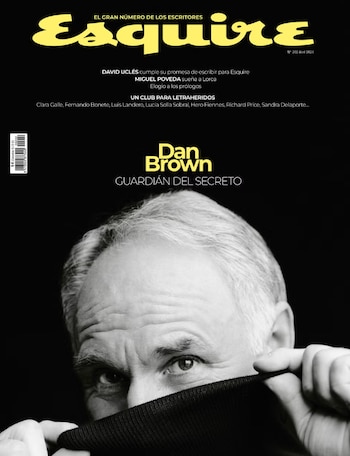 Primer plano en blanco y negro de Dan Brown cubriéndose la boca con una tela oscura, solo sus ojos y frente son visibles, con el título 'Esquire' en amarillo arriba
