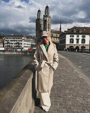 La mujer comparte postales viajando