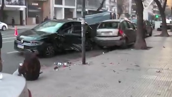 Choque múltiple en el barrio porteño de Almagro: un auto de embistió a otro vehículo que habría cruzado en rojo