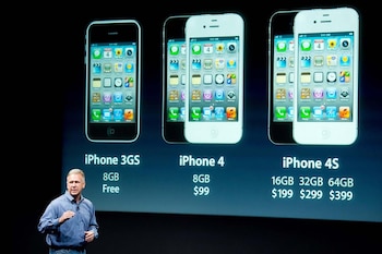 Una característica clave del iPhone 4S fue la introducción de Siri, el asistente virtual inteligente de Apple, siendo el primer modelo en incluir esta tecnología.