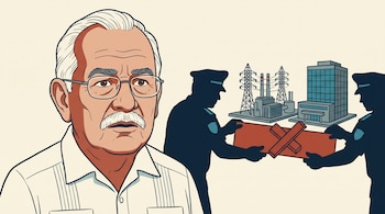 Ilustración de un hombre con bigote y gafas frente a dos siluetas policiales que colocan un precinto rojo ante dos maquetas arquitectónicas.