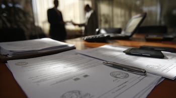 Presuntamente usaba contratos y documentos