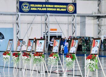 Retratos de los miembros de la tripulación del submarino hundido KRI Nanggala-402 durante una visita del presidente indonesio Joko Widodo a una base aérea de la marina en Sidoarjo, provincia de Java Oriental, Indonesia, el 29 de abril de 2021. Laily Rachev / Cortesía del Palacio Presidencial de Indonesia / Folleto vía REUTERS