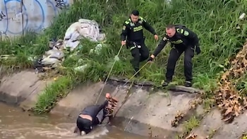 Heroico rescate en Bogotá: hombre fue arrastrado por la fuerte corriente del río Fucha y estuvo a punto de ahogarse