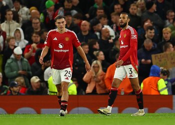 Manuel Ugarte es uno de los mediocampistas nuevos del Manchester United en la temporada, pero por ahora no se ha acomodado en el equipo - crédito Molly Darlington/REUTERS