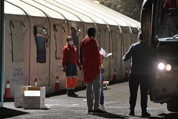 Llegada de un cayuco al