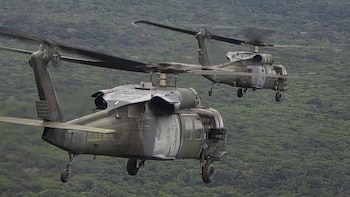 Un helicóptero del Ejército de Colombia cae a tierra con casi 20 personas y todas sobreviven