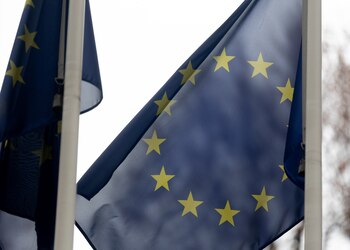 03/01/2024 Una bandera de la Unión Europea, a 3 de enero de 2024, en Madrid (España). La bandera de la Unión Europea está formada por 12 estrellas amarillas dispuestas en círculo sobre un fondo azul. Las estrellas representan los ideales de solidaridad y armonía entre los países de la Unión Europea, mientras que el círculo es un símbolo de su unidad.
POLITICA
Eduardo Parra - Europa Press