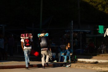 Migrantes con sus mochilas, en