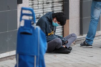 Una persona espera en la