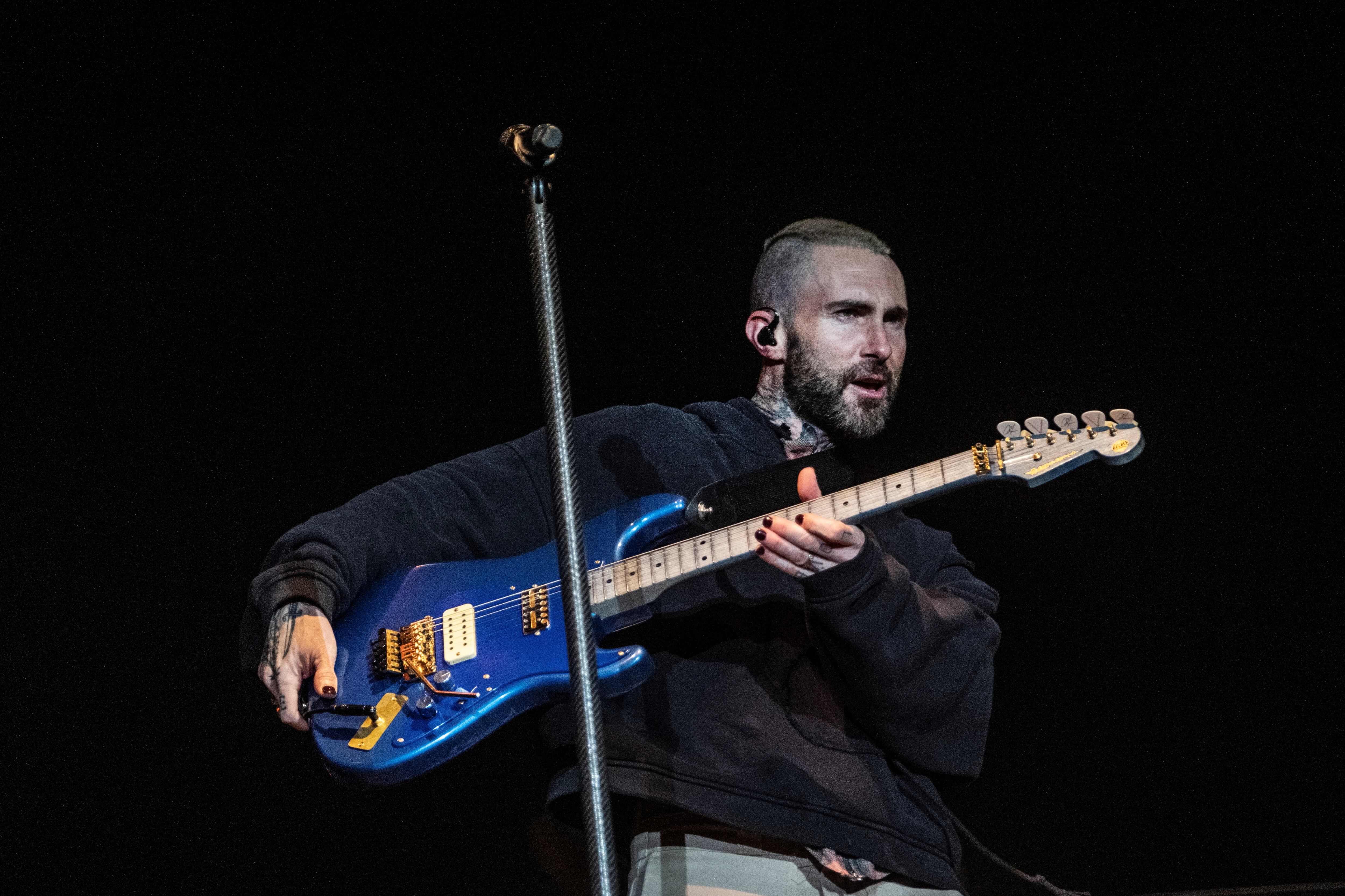 El vocalista de Maroon 5 compartió la anécdota en Hot Ones mientras promocionaba el nuevo álbum