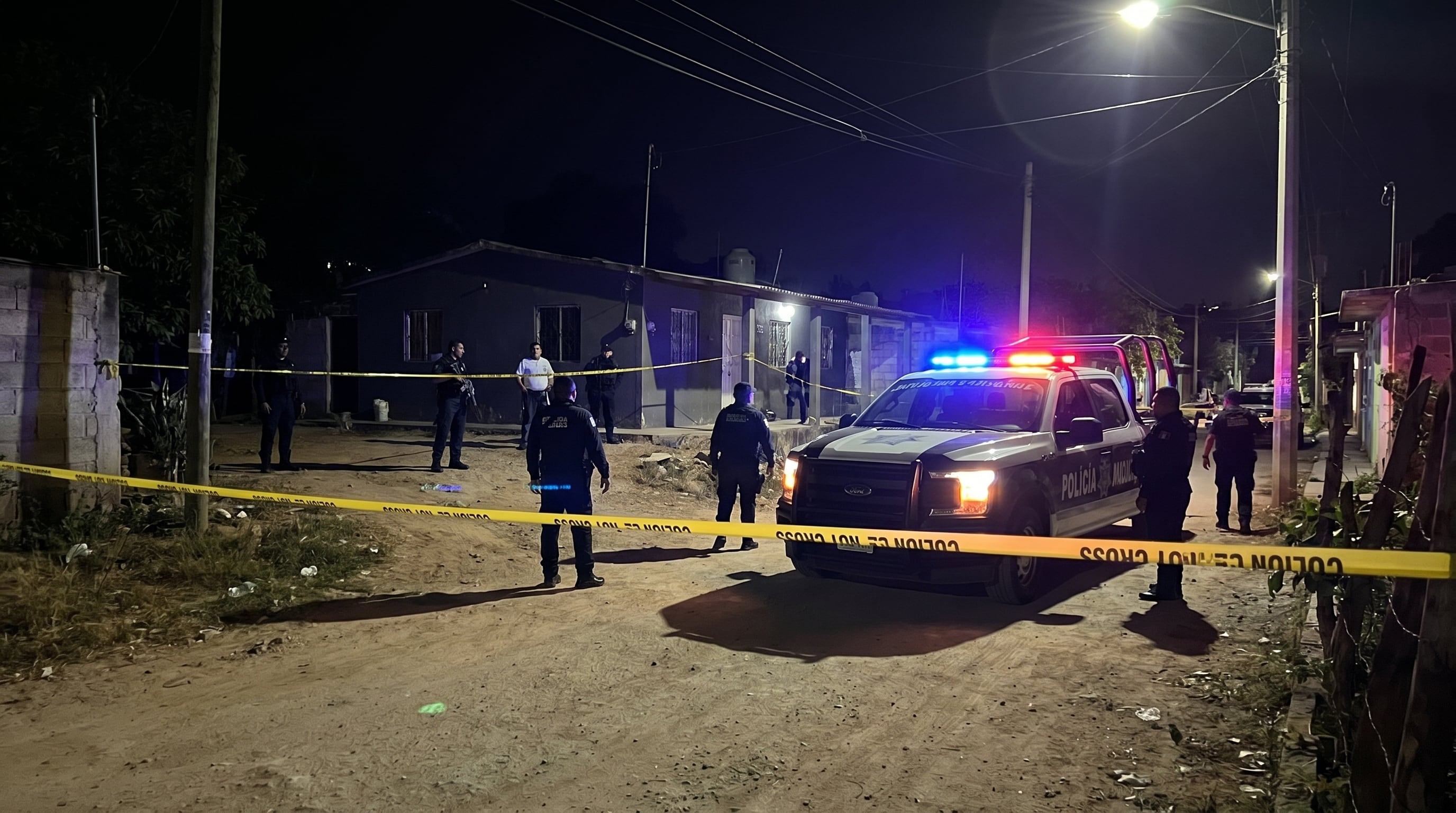 La mujer mayor murió en el lugar debido a la gravedad de las heridas, mientras que la otra mujer y la niña fueron trasladadas de emergencia a un hospital para recibir atención médica. Horas después, también murieron. (Imagen ilustrativa elaborada con IA | Infobae México)