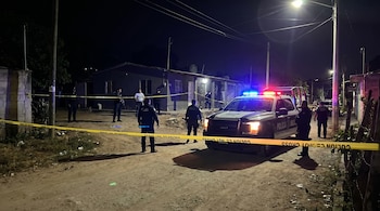 La mujer mayor murió en el lugar debido a la gravedad de las heridas, mientras que la otra mujer y la niña fueron trasladadas de emergencia a un hospital para recibir atención médica. Horas después, también murieron. (Imagen ilustrativa elaborada con IA | Infobae México)