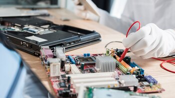 Un hombre lleva su ordenador