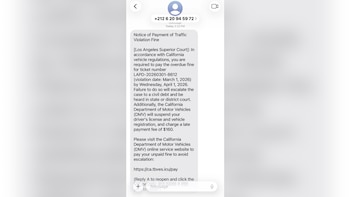 Pantalla de teléfono móvil mostrando un mensaje de texto que dice "Notice of Payment of Traffic Violation Fine" con un enlace sospechoso y un número de teléfono