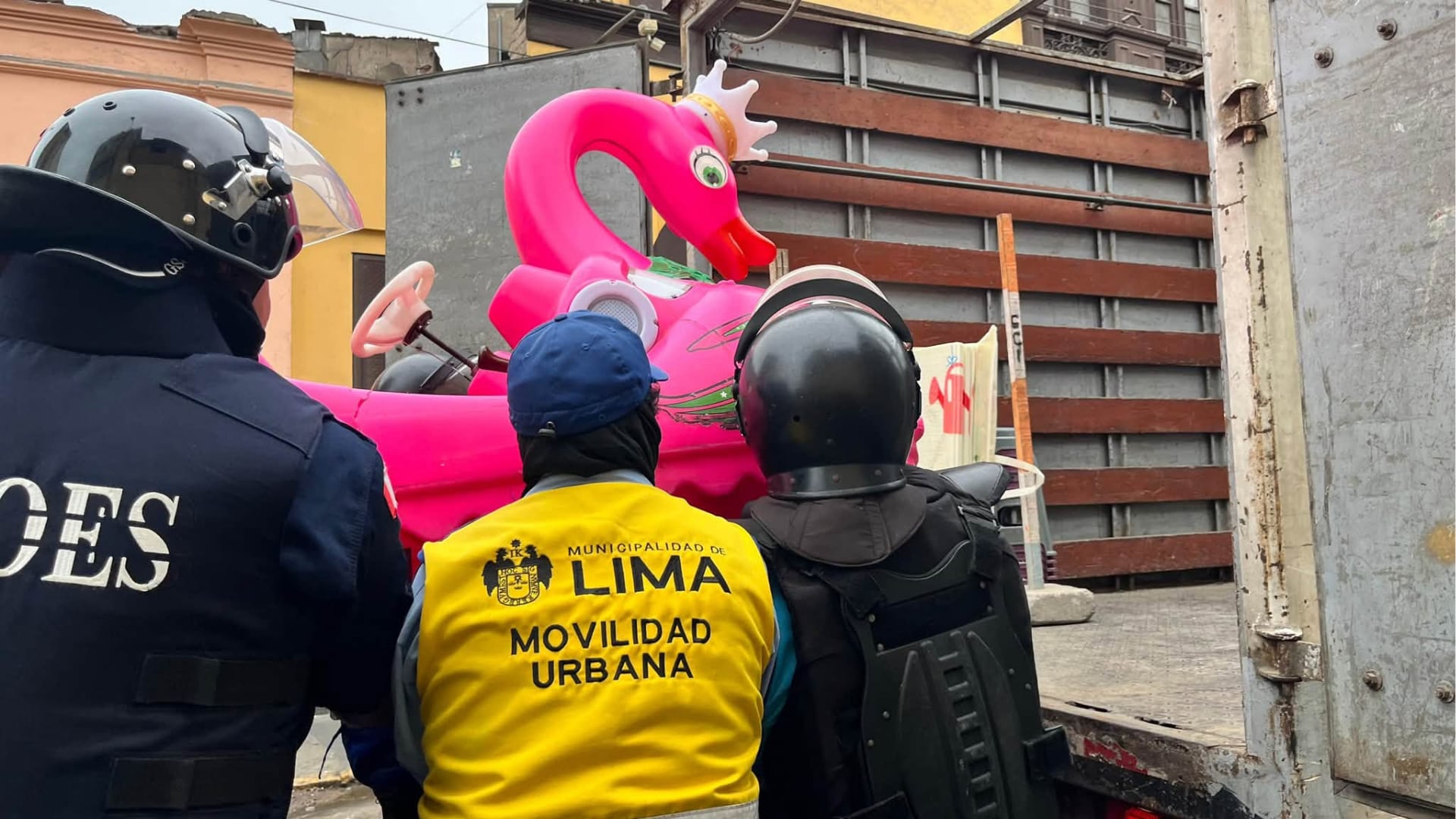 Personal de la Municipalidad de Lima decomisa un vehículo eléctrico infantil en el Cercado de Lima durante un operativo contra el alquiler informal. (X/@MuniLima)