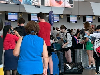 Personas aguardan reprogramación de vuelos en el aeropuerto Jorge Chávez.