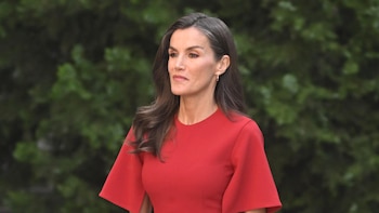 La reina Letizia se envuelve en rojo con guiños a la princesa Leonor: los pendientes que comparten y el mismo vestido que tiene su hija en verde