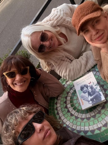 Cuatro mujeres, Mercedes Morán, Elizabeth Vernaci, Dolores Fonzi y Cecilia Roth, posando sonrientes. En la mesa de mosaico, un libro