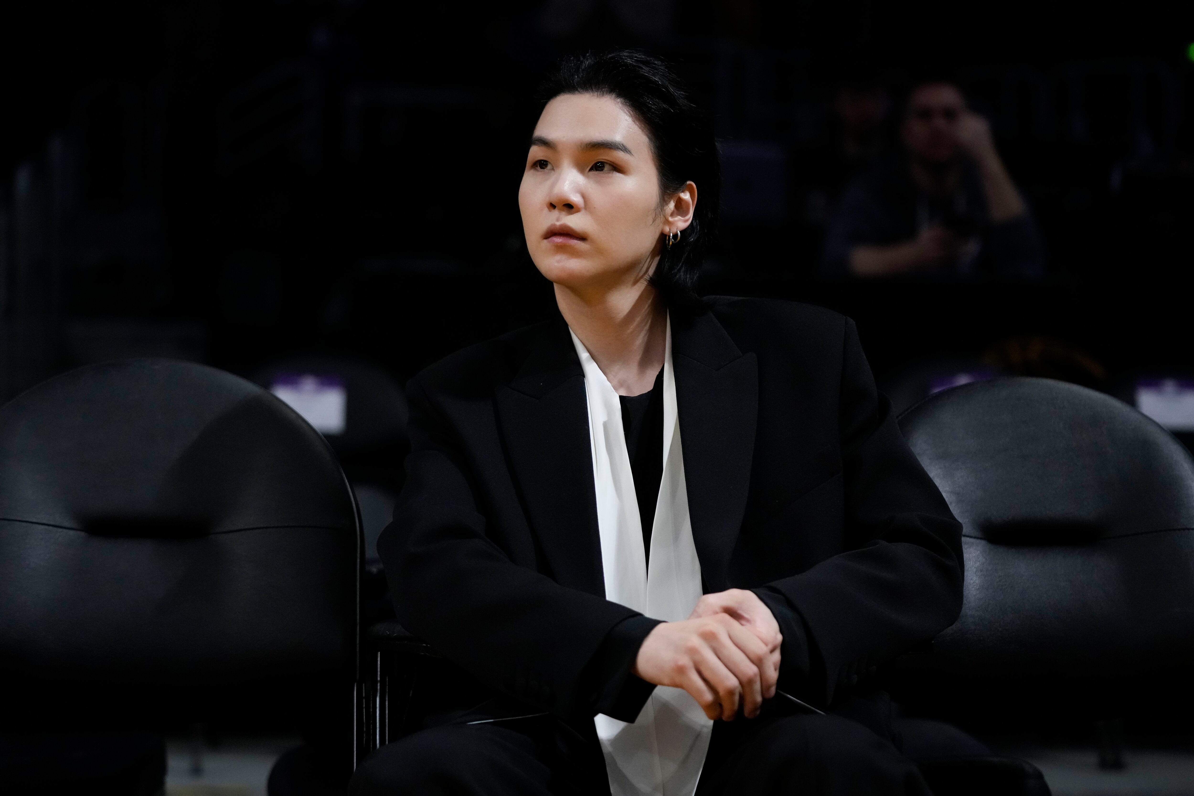 Suga, único miembro restante, cumple servicio público por lesión en el hombro y regresa el 21 de junio próximo (AP/Jae C. Hong)