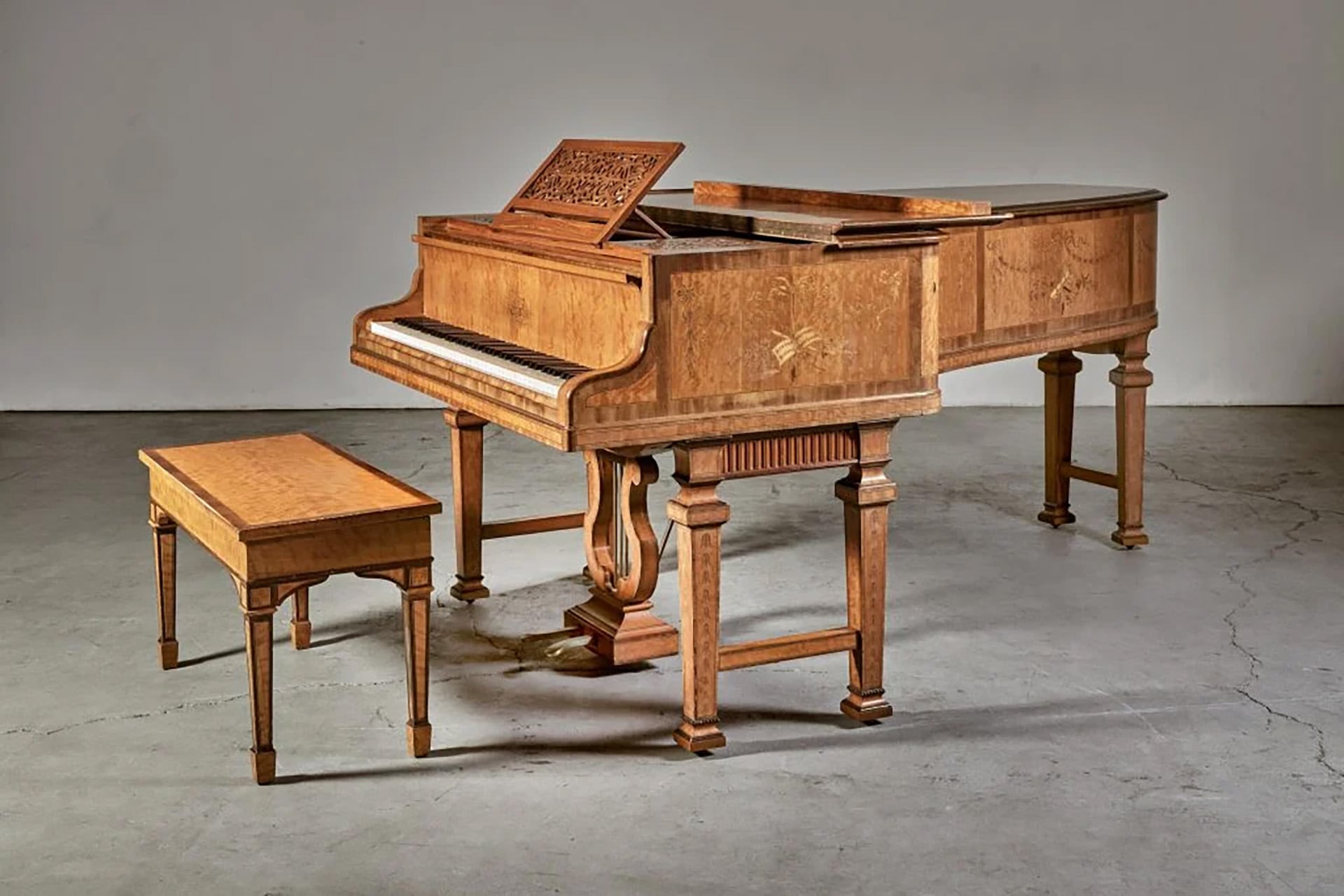 El piano de cola estilo Sheraton que se encontraba en la casa de los Crosby, a las afueras de San Francisco. cortesía de Sotheby's