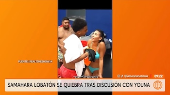 Samahara Lobatón en bikini turquesa habla con Youna frente a un gráfico de televisión con un titular informativo