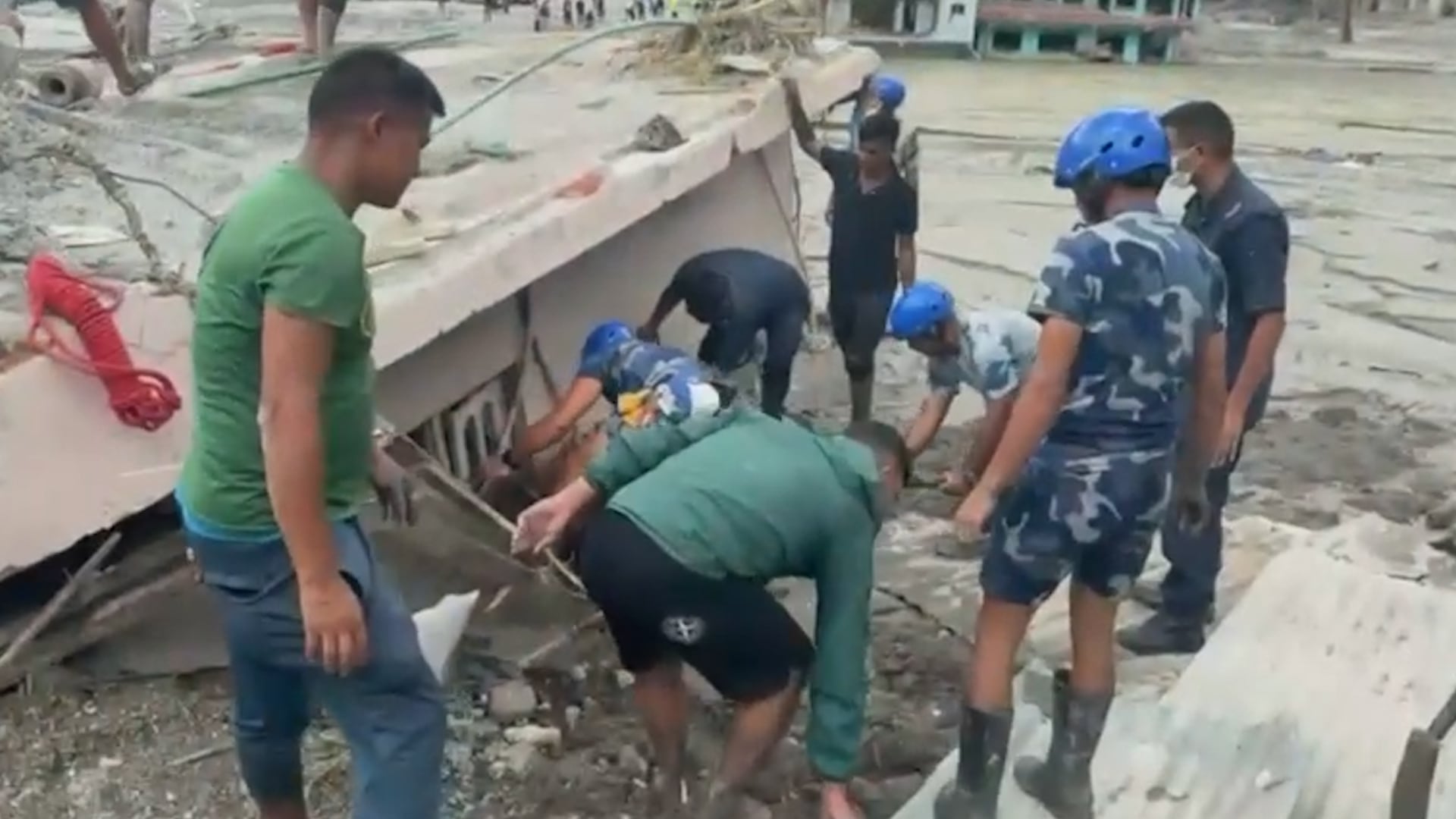 Las inundaciones en Betrawati arrasaron el bazar, destruyeron dos puentes sobre el río y dejaron decenas de viviendas sepultadas.