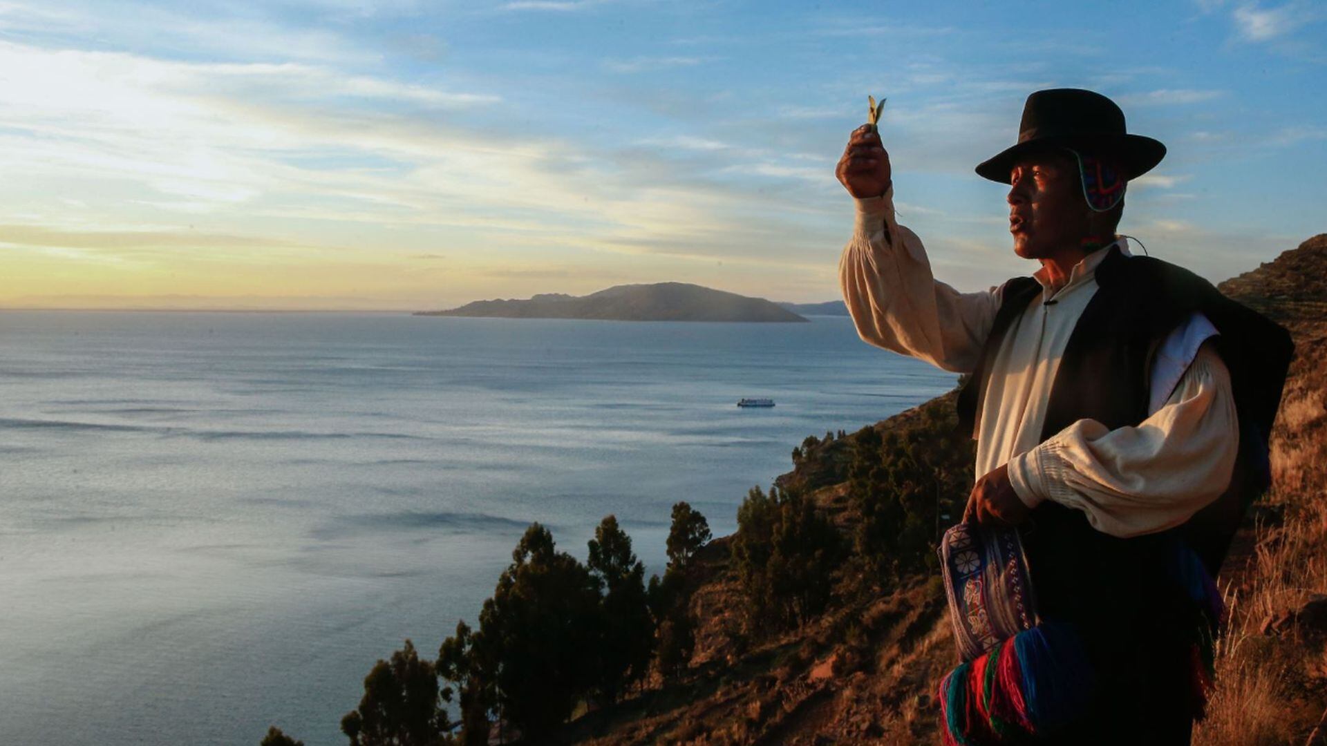 Para los habitantes de Taquile, la isla es considerada sagrada. A lo largo del año, celebran rituales y festividades que muestran el profundo vínculo espiritual de esta comunidad con la naturaleza y sus raíces. (Andina)
