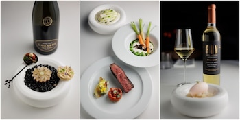 Tres imágenes de platos elaborados, una botella de vino espumoso, un corte de carne con vegetales, un postre y una copa de vino blanco