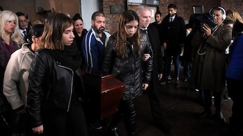 Sus hijas y su ex marido, durante el último adiós a la actriz en el cementerio de la Chacarita (Nicolas Stulberg)