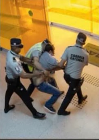 En cámaras quedó captado el momento que los elementos obligan a un hombre proveniente de la Ciudad de México a ir a un lugar apartado para ser interrogado y presuntamente extorsionado