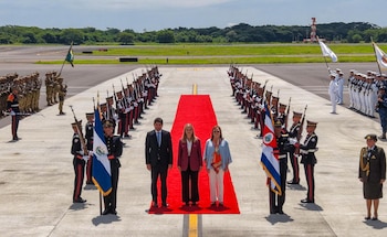 La ministra de Relaciones Exteriores salvadoreña, Alexandra Hill Tinoco, recibió a la mandataria costarricense en el aeropuerto internacional con honores de Estado. (Foto cortesía Secretaría de Prensa de la Presidencia)