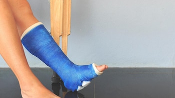 Un antibiótico extra no reduce el riesgo de infección durante la cirugía para corregir fracturas complejas, según un ensayo