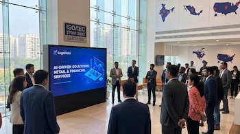 Un grupo de profesionales mira una pantalla con el logo de KogniVera. En la pared, un certificado ISO/IEC 27001:2022 y mapas de países.