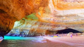 Turistas en la playa del
