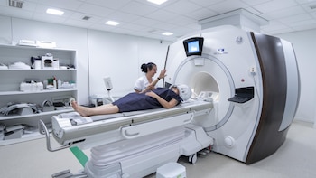 Un estudio avala los ultrasonidos focalizados para tratar complicaciones motoras en Parkinson