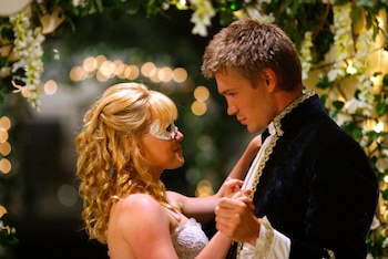 Hilary Duff y Chad Michael Murray recrean una de las escenas más recordadas de “A Cinderella Story”, el filme que marcó a una generación.