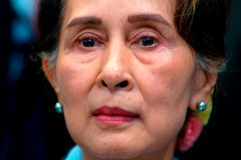 La líder de Myanmar, Aung San Suu Kyi, espera para dirigirse a los jueces de la Corte Intercional de Justicia en una vista en La Haya, Holanda, el 11 de diciembre de 2019. (AP Foto/Peter Dejong, archivo)