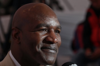 Holyfield, de 57 años, entrena