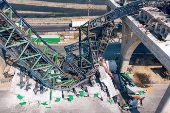 Una grúa de construcción se