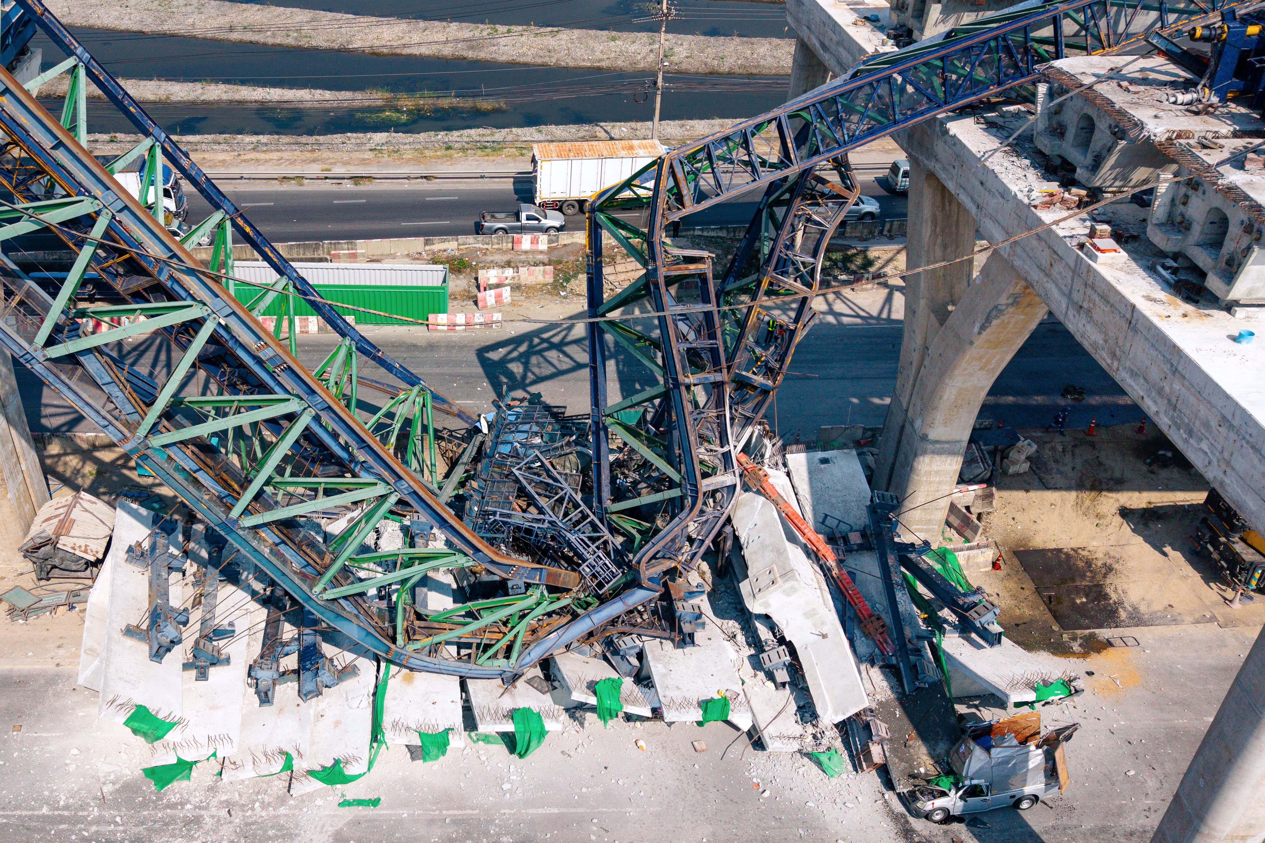 Una grúa de construcción se desplomó en la autopista elevada Rama 2, en la provincia de Samut Sakhon, Tailandia, el jueves 15 de enero (Foto AP/Arnun Chonmahatrakool)