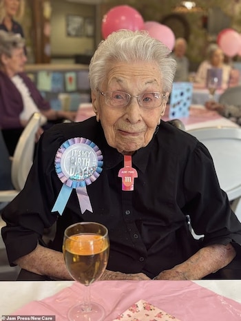 El cumpleaños número 112 de Marjorie reunió a familiares y amigos, y estuvo acompañado de más de 125 tarjetas de felicitación y un homenaje del Rey Carlos III (Crédito: Jam Press)