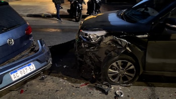Accidente vehicular con graves daños en calle Oliden